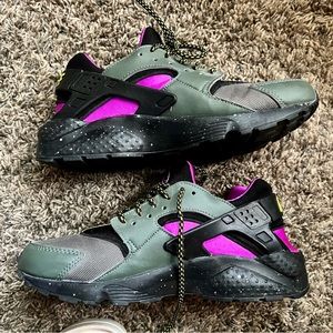 Nike Haurache. Size 7Y/8.5W